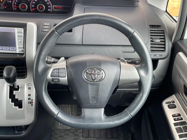 Toyota Voxy 12