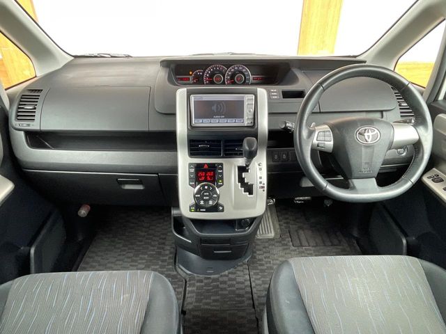 Toyota Voxy 2