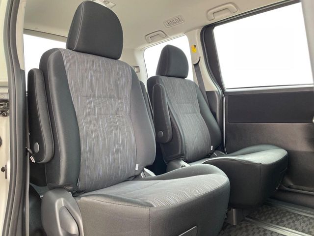 Toyota Voxy 9