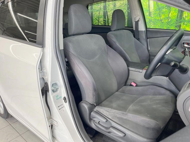 Toyota Prius α 8