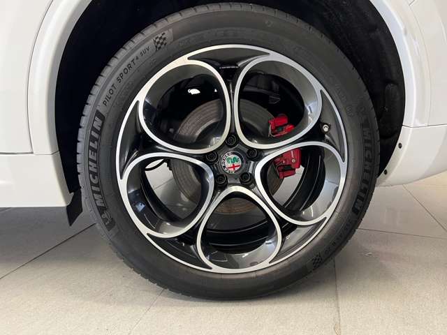 Alfa Romeo Stelvio 12
