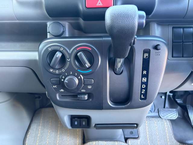 Mitsubishi Minicab Van 12