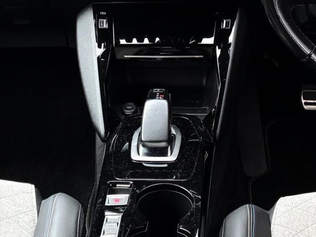 Peugeot SUV e-2008 12
