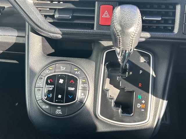 Toyota Voxy 12
