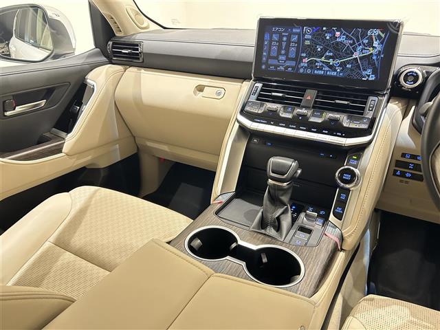 Toyota Land Cruiser 300 8