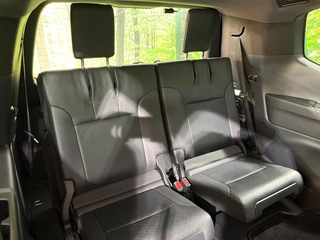 Toyota Land Cruiser 300 11