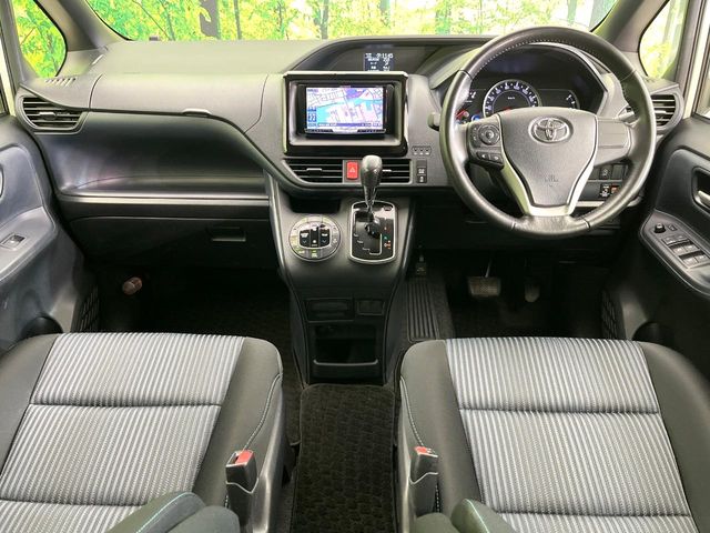 Toyota Voxy 2