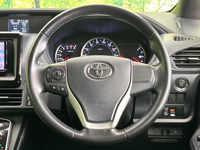 Toyota Voxy 8