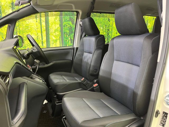 Toyota Voxy 9