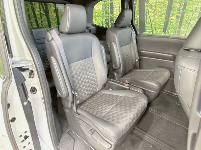 Toyota Voxy 8