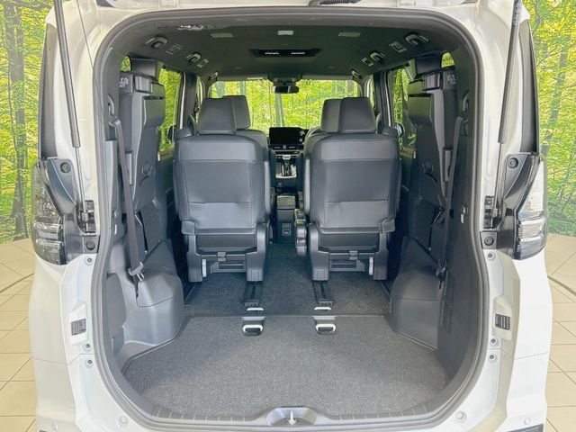 Toyota Voxy 10