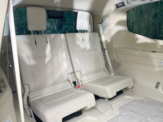 Toyota Land Cruiser 300 10