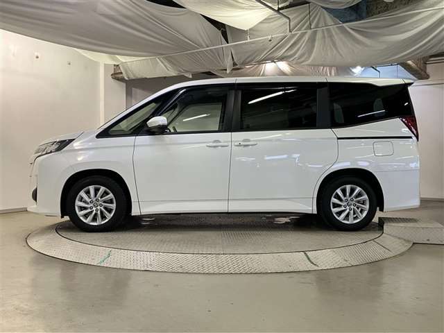 Toyota Noah 4
