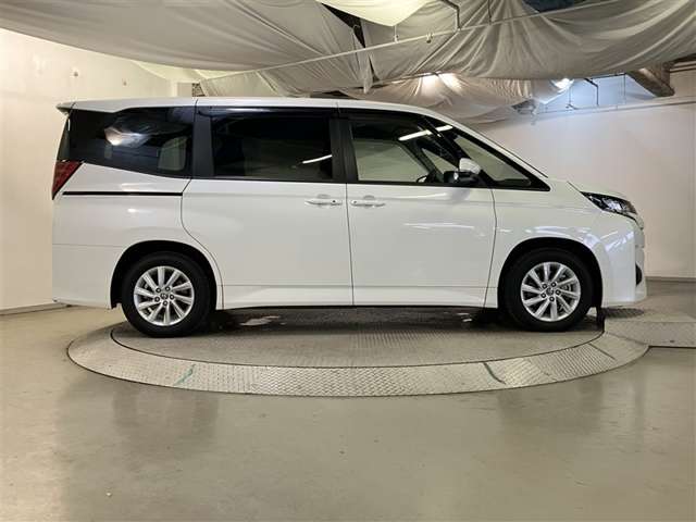Toyota Noah 5