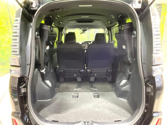 Toyota Voxy 11