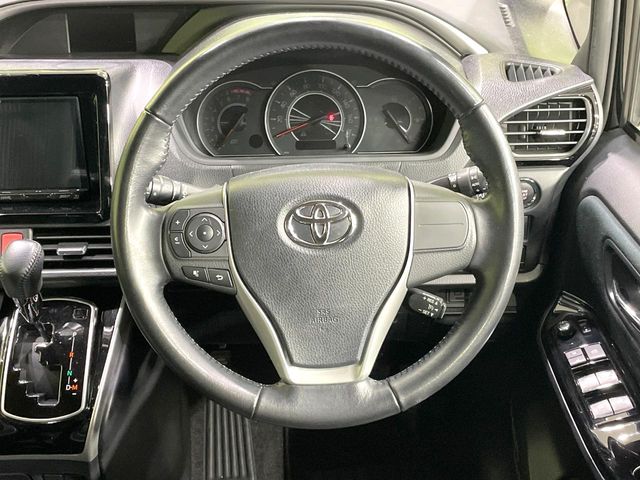 Toyota Voxy 12