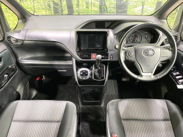 Toyota Voxy 2
