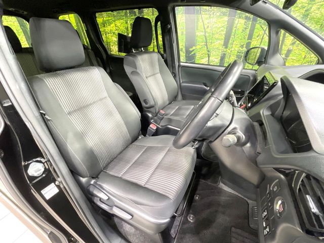 Toyota Voxy 8