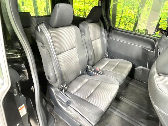 Toyota Voxy 9
