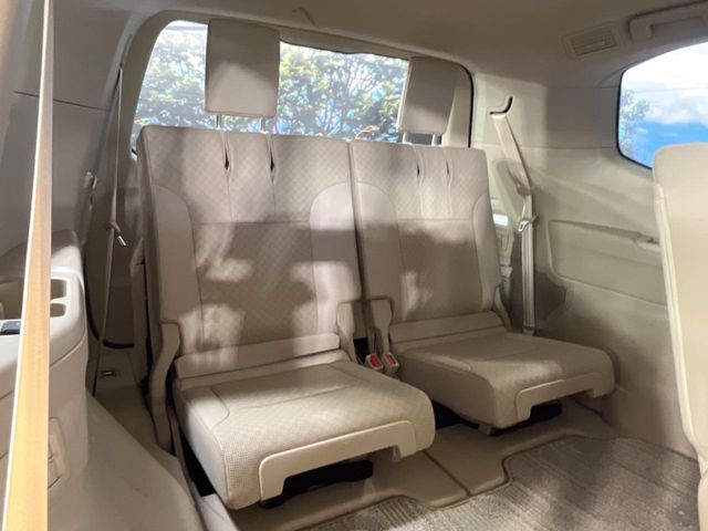 Toyota Land Cruiser 300 11