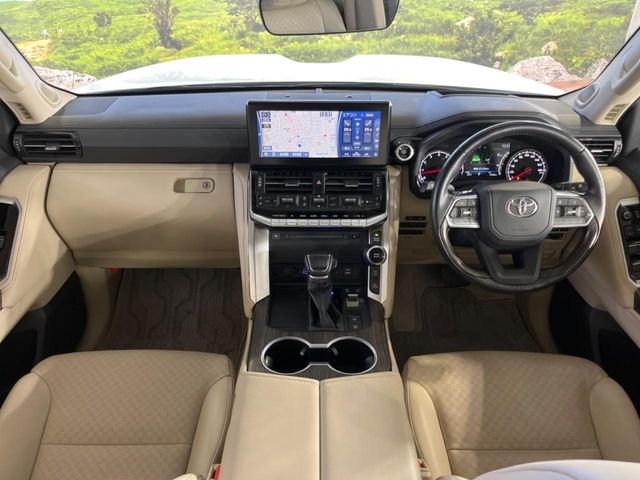 Toyota Land Cruiser 300 3