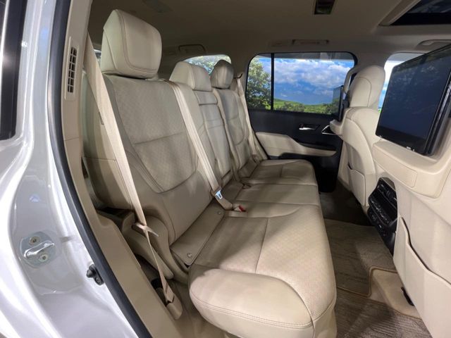 Toyota Land Cruiser 300 10