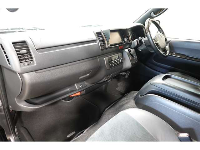 Toyota Regius Ace 11