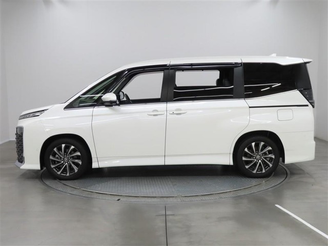 Toyota Voxy 4