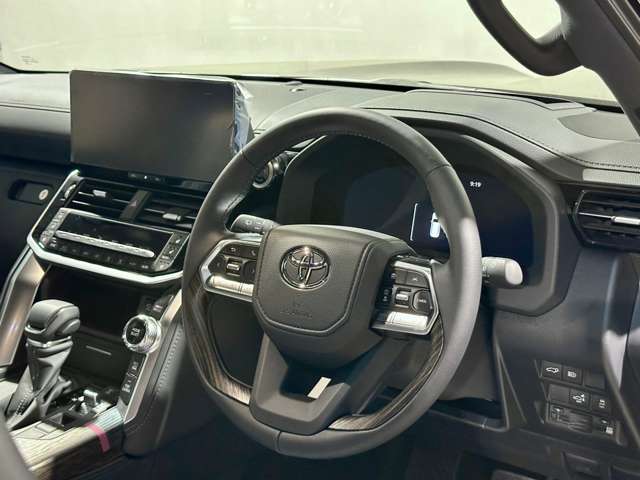 Toyota Land Cruiser 300 8