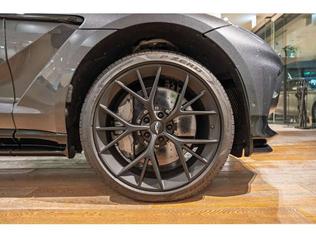 Aston Martin DBX 12