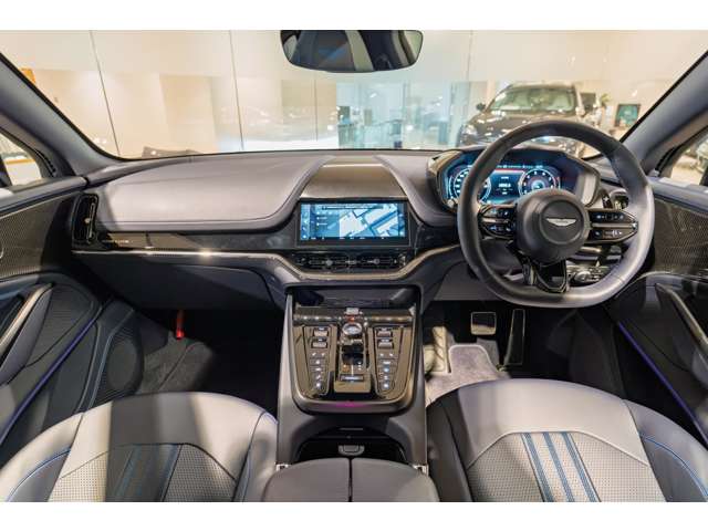 Aston Martin DBX 2