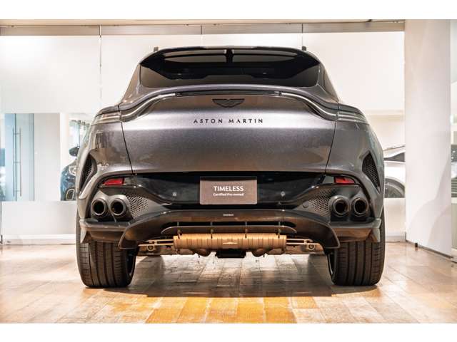 Aston Martin DBX 8