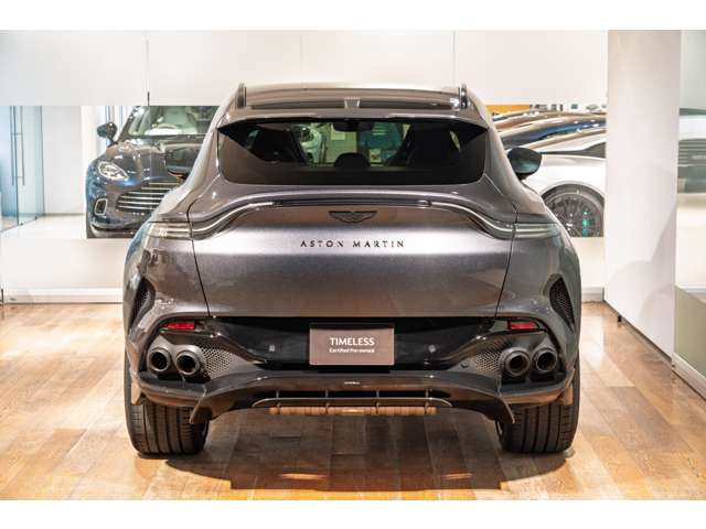 Aston Martin DBX 9