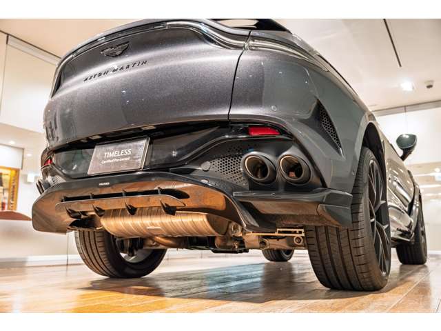 Aston Martin DBX 10