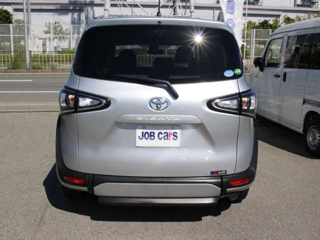 Toyota Sienta 11