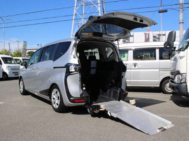 Toyota Sienta 2