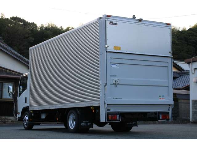 Isuzu Elf 8
