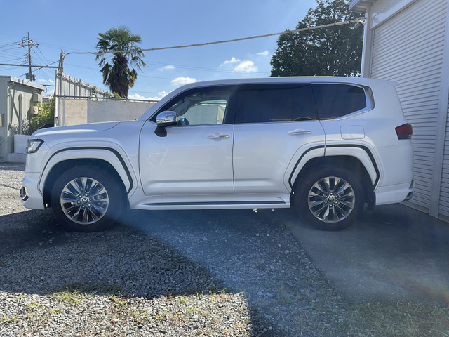 Toyota Land Cruiser 300 10