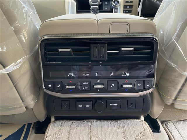 Toyota Land Cruiser 300 6