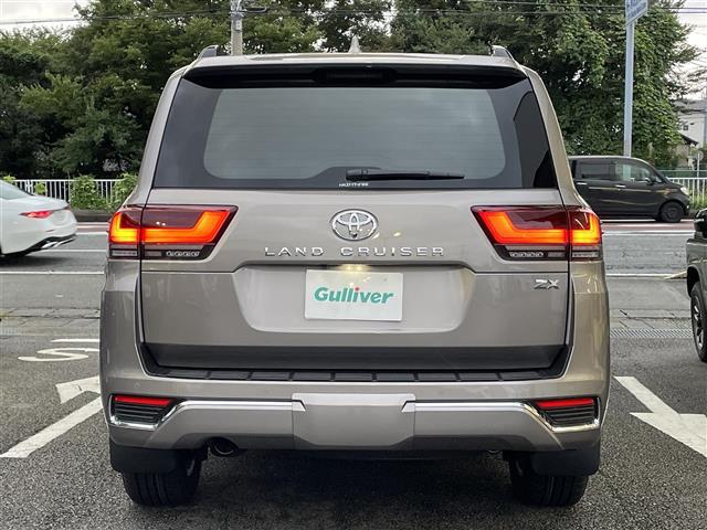 Toyota Land Cruiser 300 10