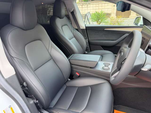 Tesla Model Y 4