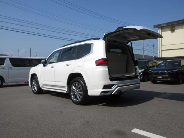 Toyota Land Cruiser 300 5