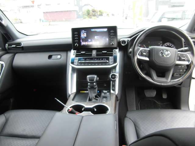 Toyota Land Cruiser 300 2
