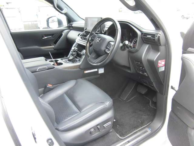 Toyota Land Cruiser 300 9