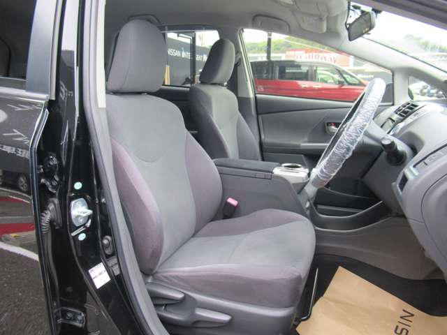 Toyota Prius α 13