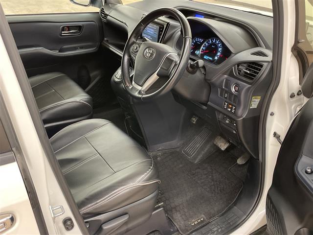 Toyota Voxy 12