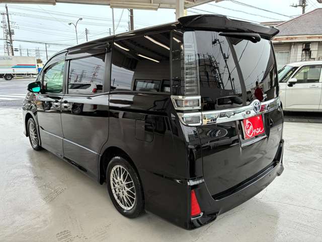 Toyota Voxy 13