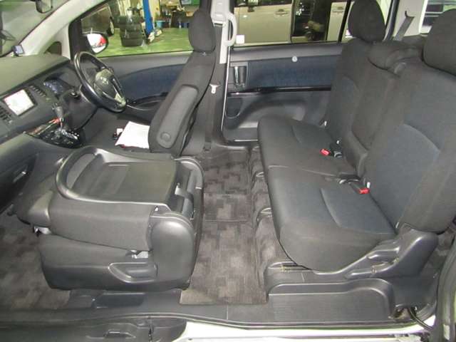 Toyota Isis 5