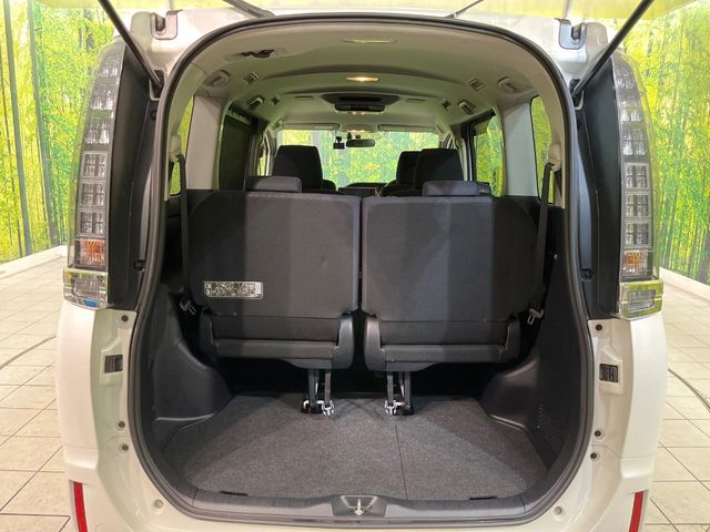 Toyota Voxy 11