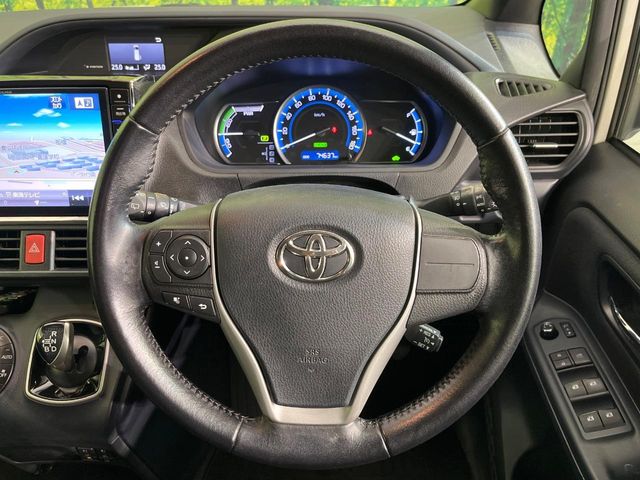 Toyota Voxy 12